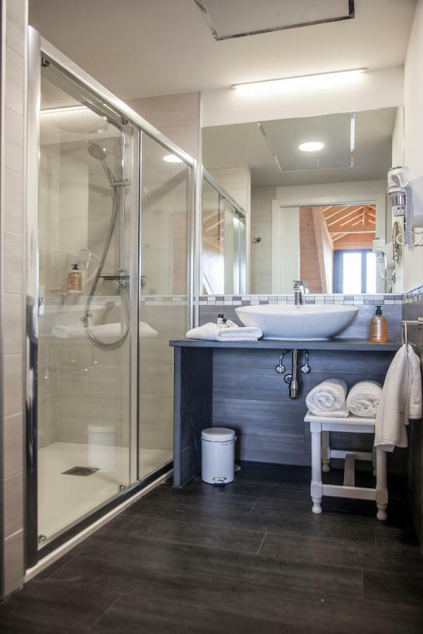 The Rock Suites & Spa Congosto Luaran gambar